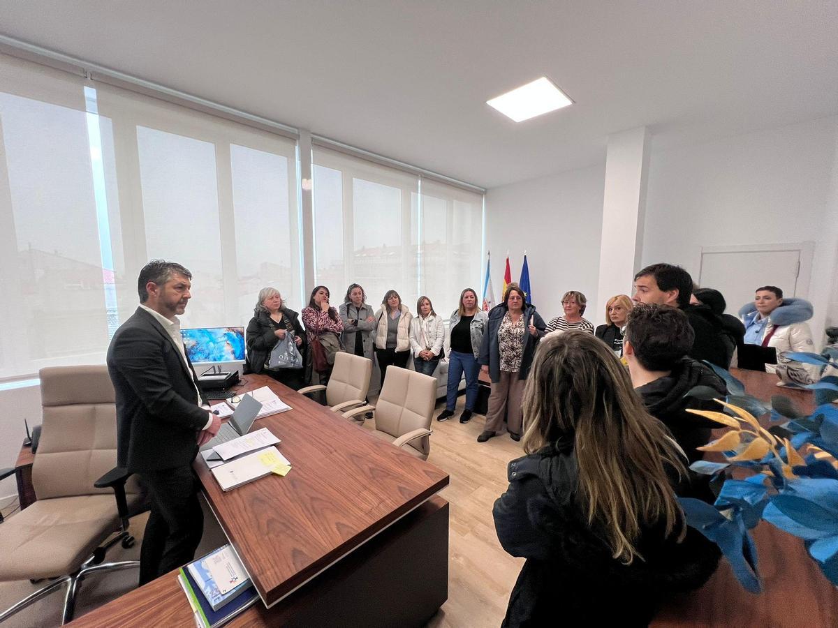 Luis Oujo, esquerda, durante a recepción ás redeiras.