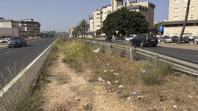Basura acumulada en la mediana del primer cinturón de ronda | L. D. R.