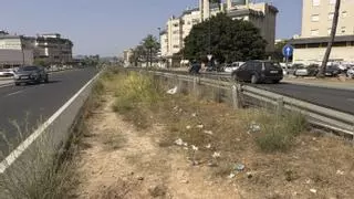 Basura acumulada en la mediana del primer cinturón de ronda