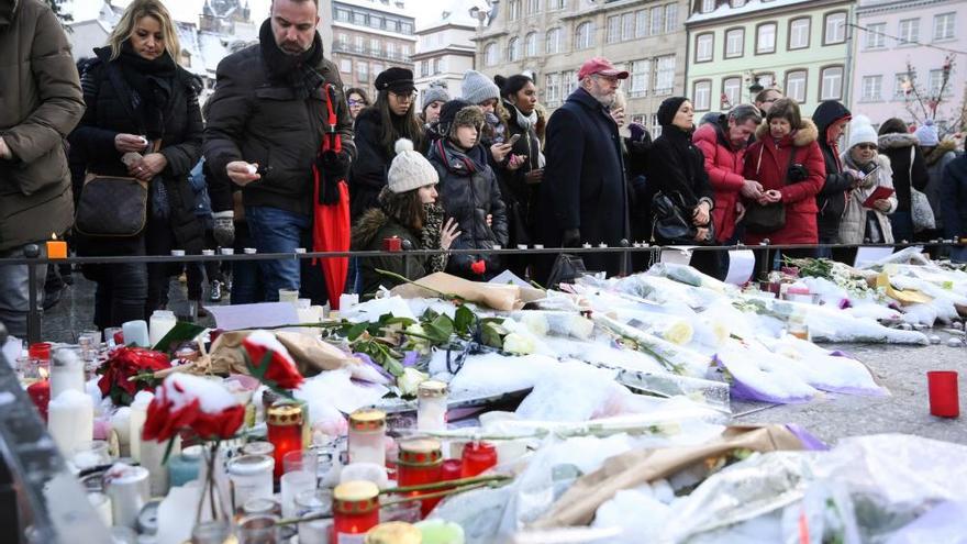 Centenares de personas rinden homenaje a víctimas del atentado de Estrasburgo