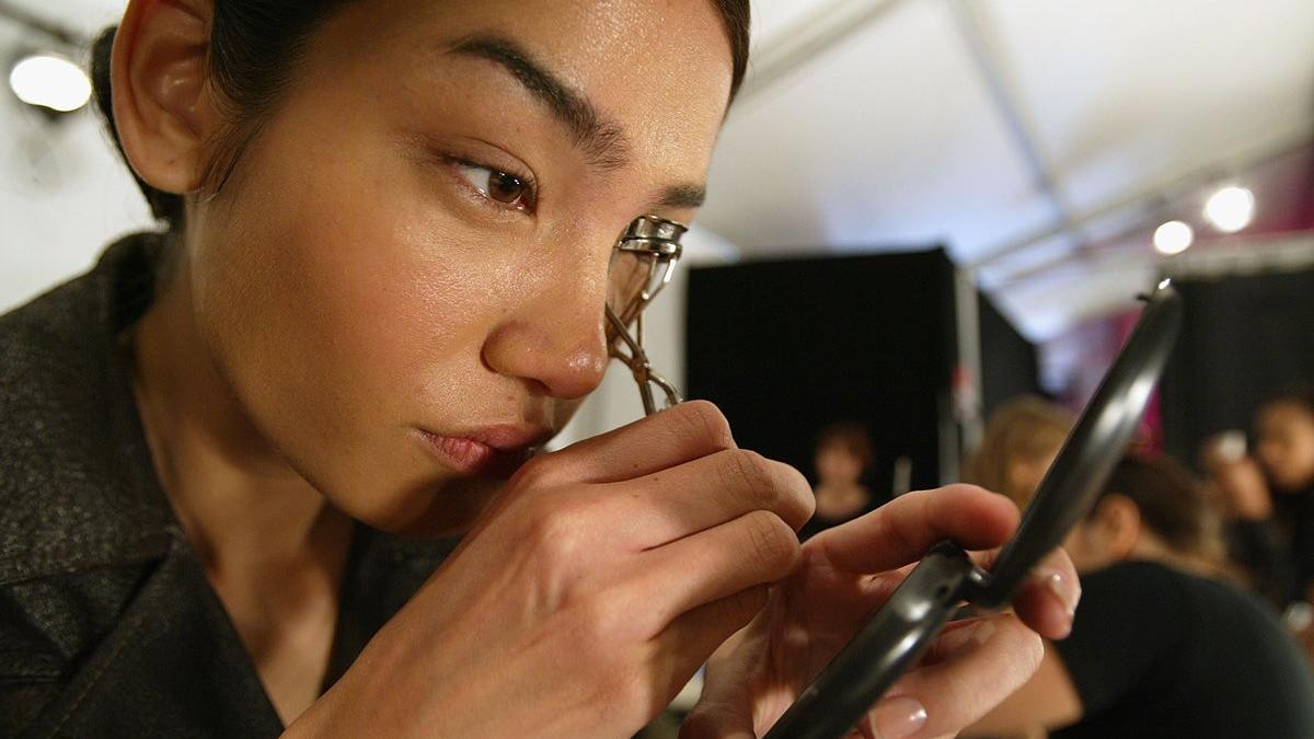 El secreto de un maquillaje de ojos espectacular es tener un buen rizador de pestañas y saber usarlo correctamente