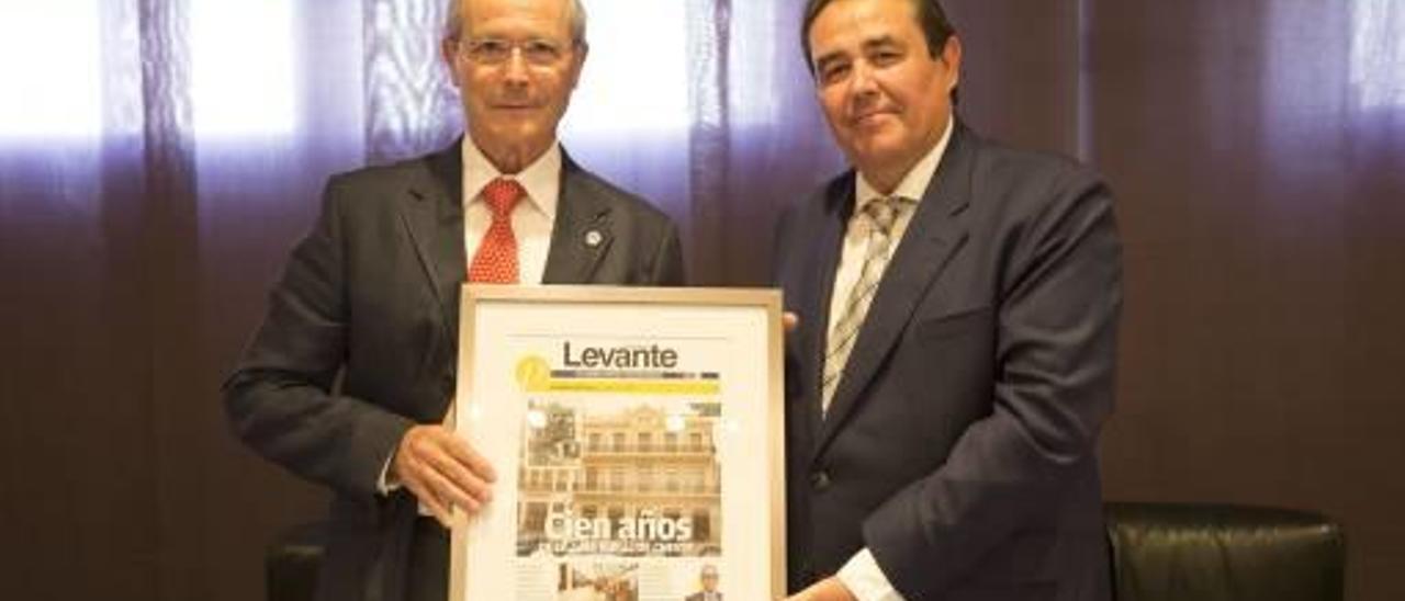 Rafael Lozano recibe el premio de manos de Julio Monreal, director de Levante-EMV.