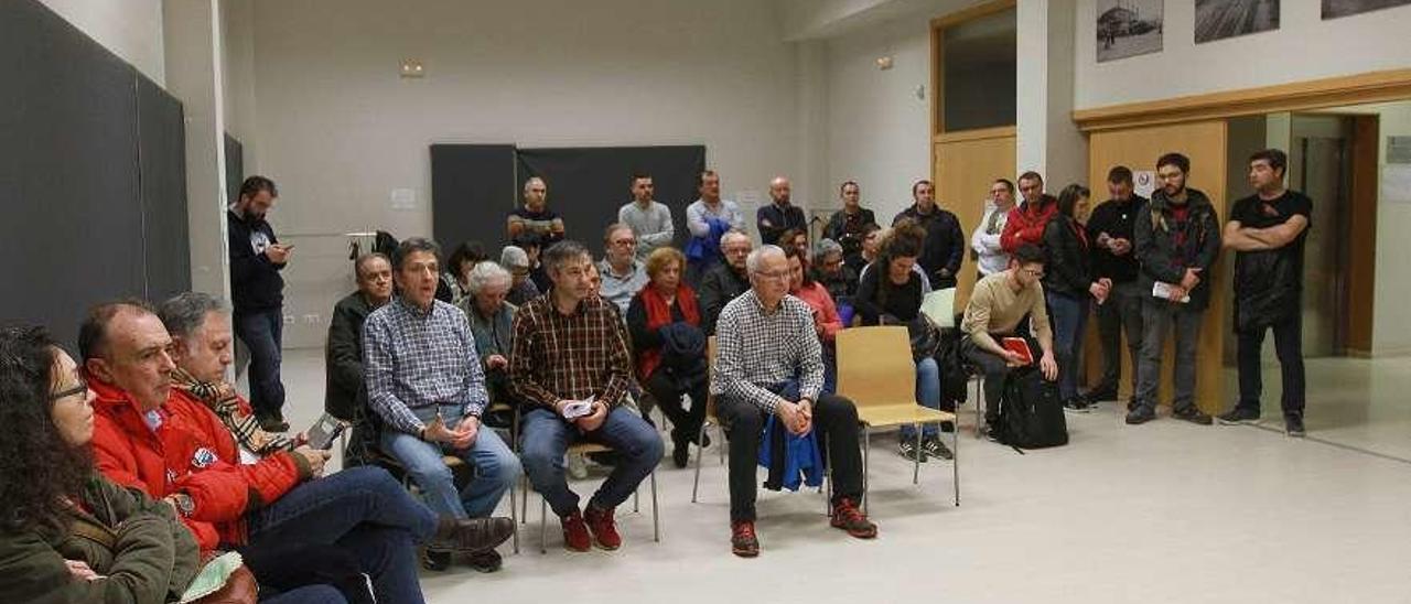 Reunión de la plataforma, con la participación de vecinos del barrio de A Ponte. // Iñaki Ourense