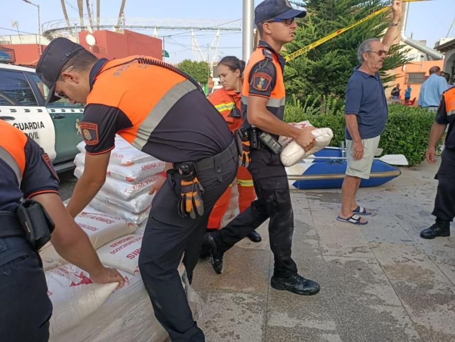 Bomberos y Protección Civil de Alicante participan en las labores de auxilio en la Vega Baja.