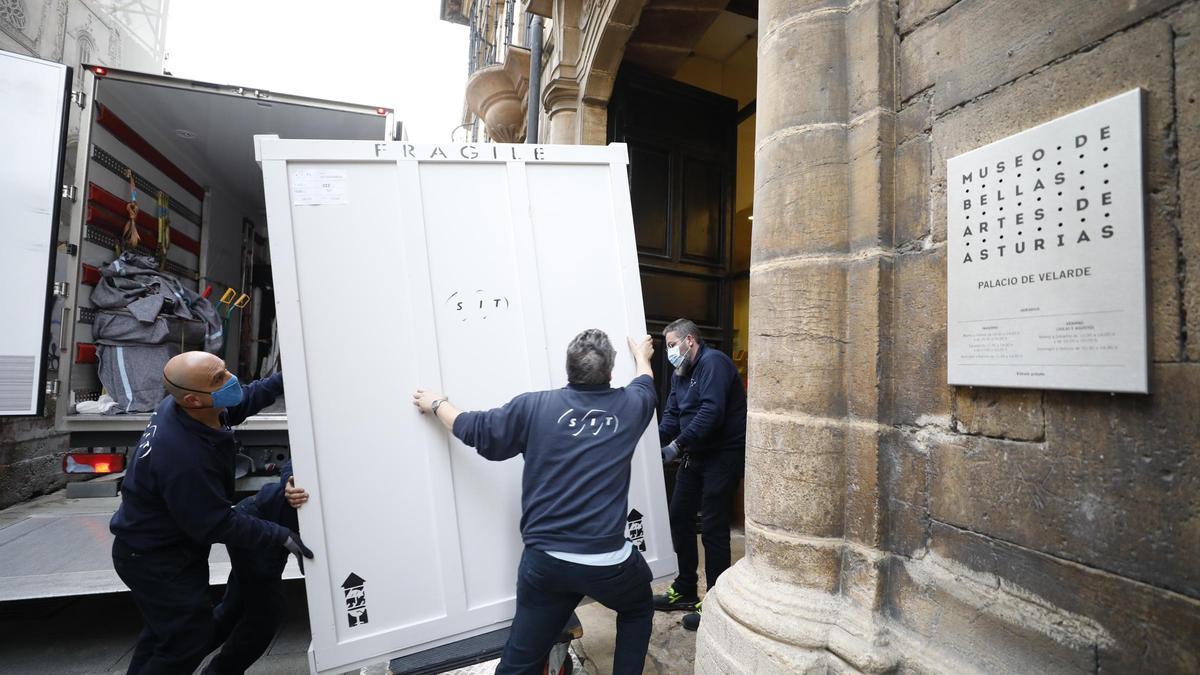 La donación de Plácido Arango llega al Museo de Bellas Artes de Asturias entre fuertes medidas de seguridad