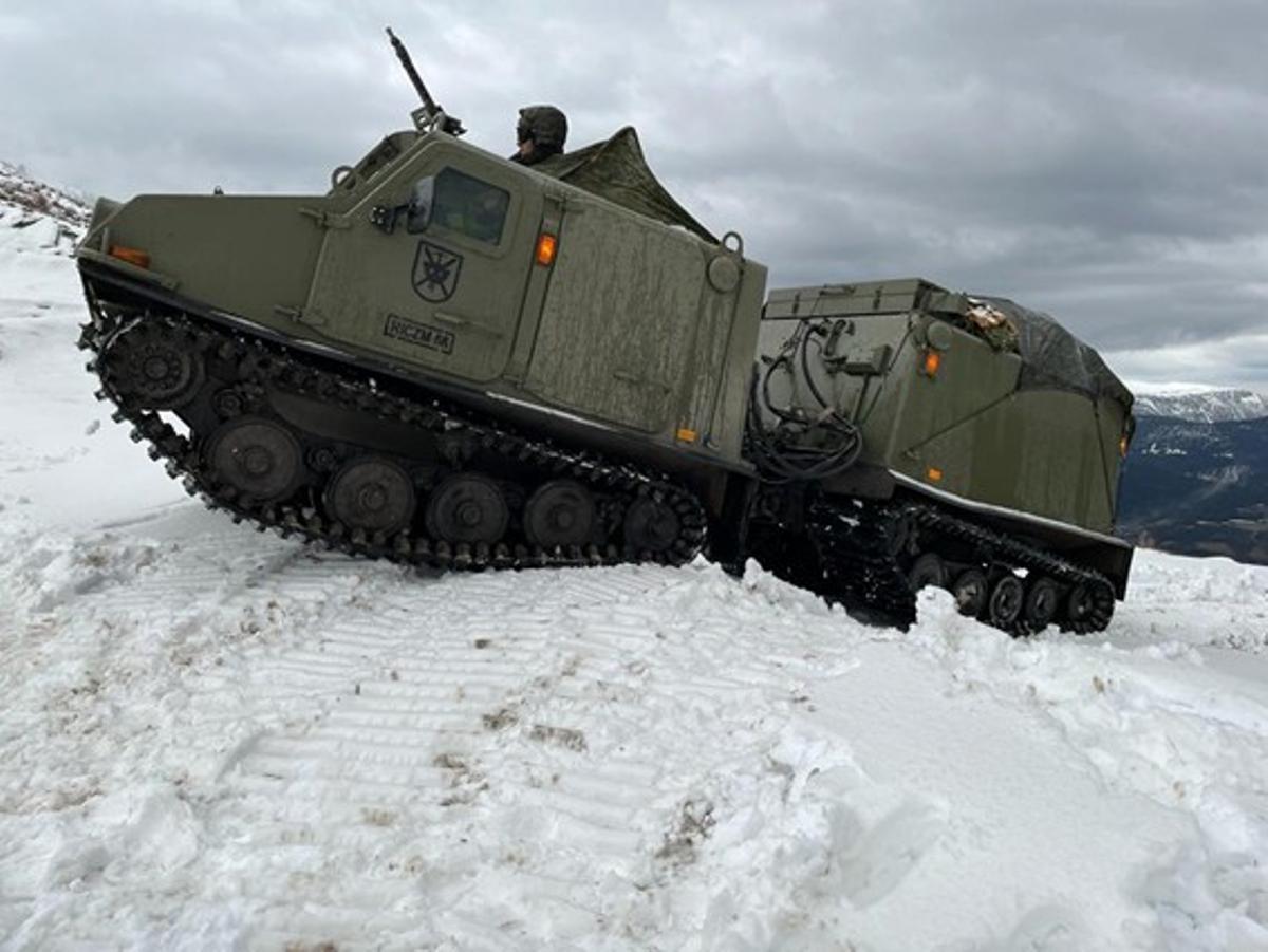 Un TOM del EJército en una zona nevada de Cerler