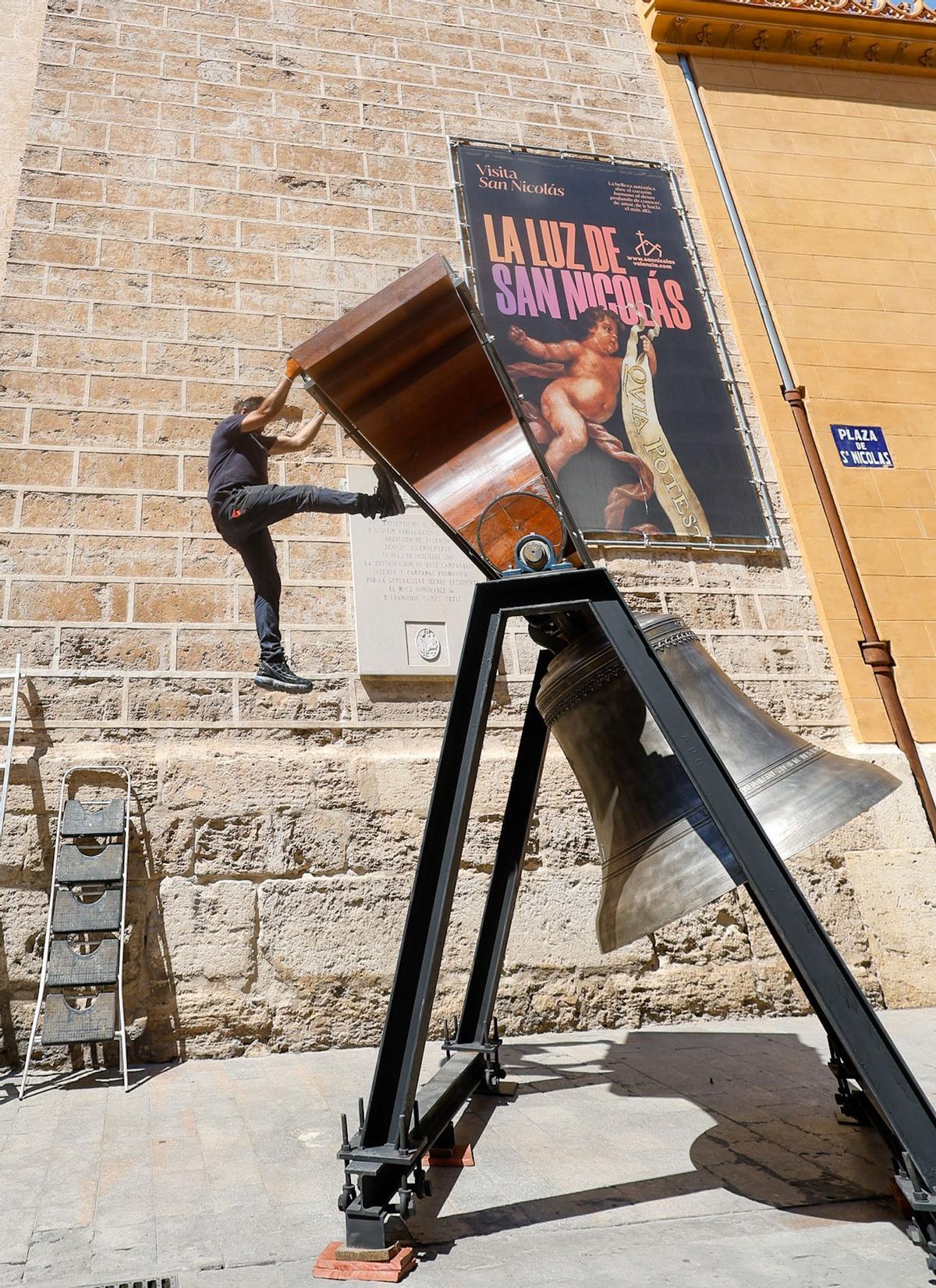 La espectacular llegada de la nueva campana de San Nicolás