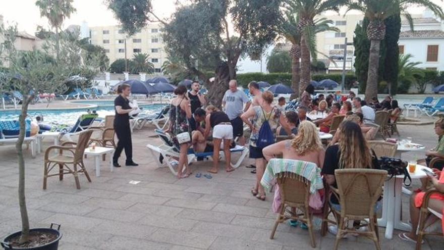Un grupo de turistas se manifiesta en Cala Millor contra el trato recibido en un hotel
