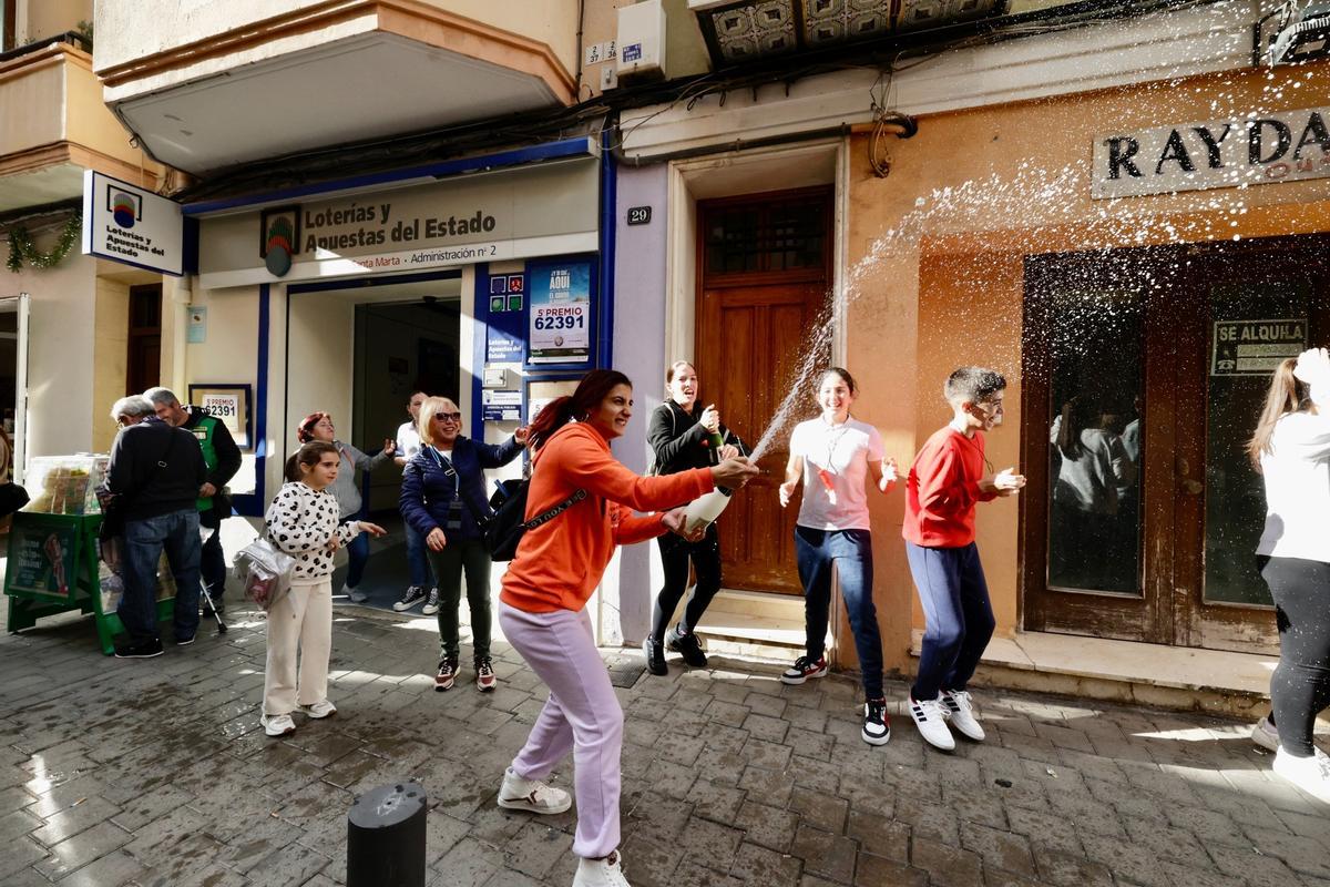 Varias personas celebran en La Vila el quinto premio de la Lotería de Navidad.