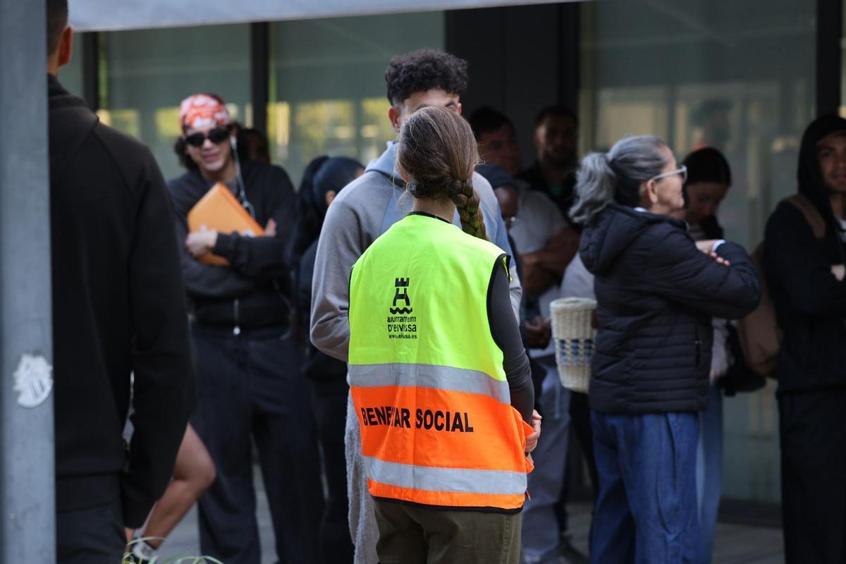 Trabajadora del Ayuntamiento de Ibiza durante el primer grupo de la fila que hay en el SAC, desde las 4 am