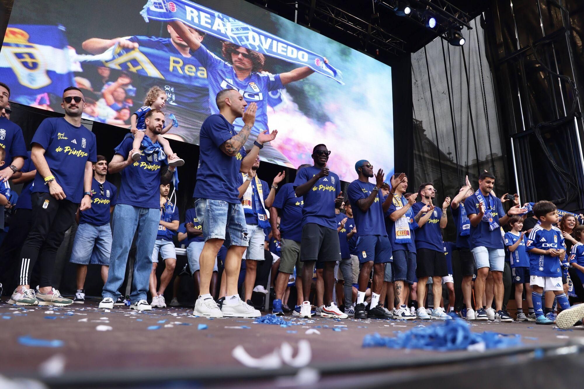 Locura azul en las calles de Oviedo para celebrar el ascenso del equipo a Primera División