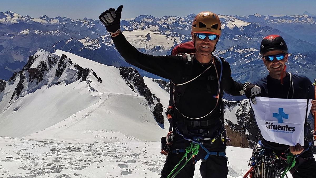 Félix Ramos (Club Montañero Benaventano) y Jorge Manrique (Cimas), tras alcanzar la cima del Mont Blanc por la integral de Peuterey.