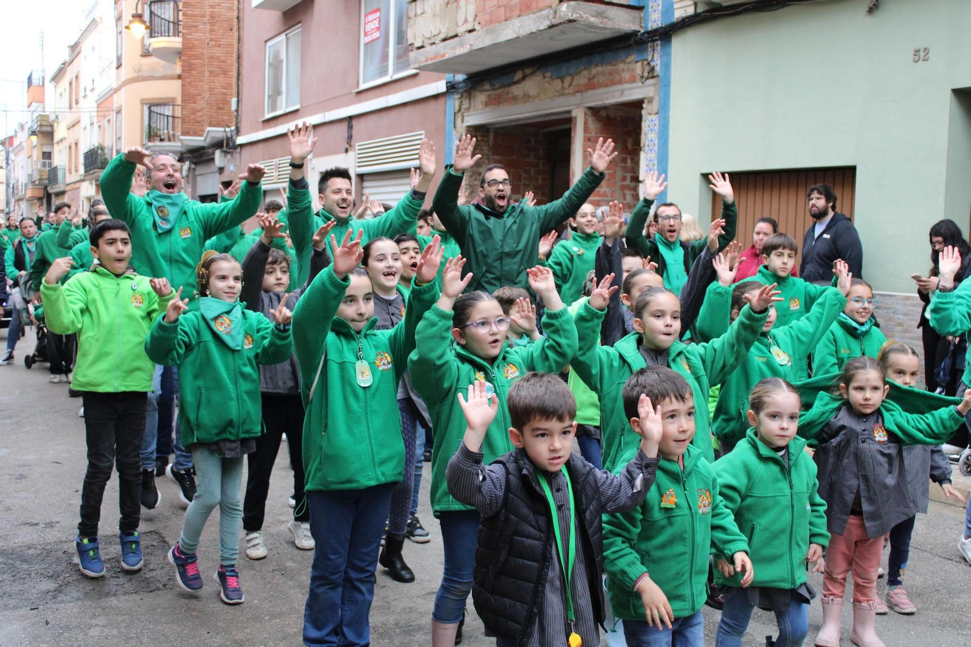 Las comisiones falleras llenan Alzira de música y baile en el desfile de pasodobles