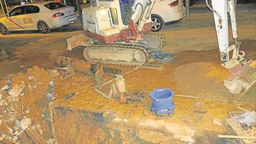 Una avería deja sin agua a dos bloques de la plaza de América