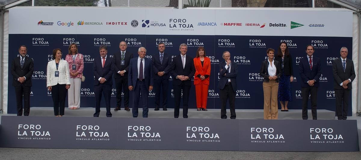 Foto de familia de los asistentes al IV Foro la Toja en la Illa da Toxa, en O Grove