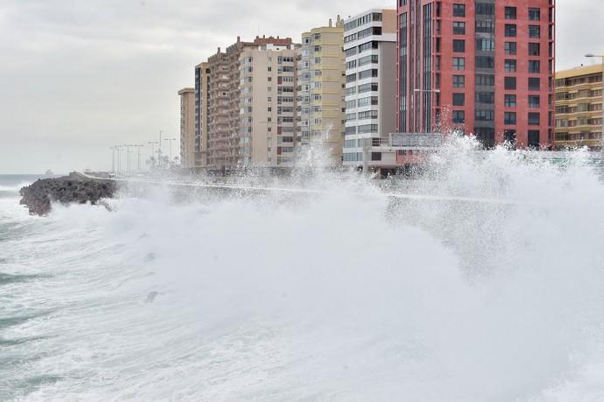 02-02-2019 LAS PALMAS DE GRAN CANARIA. Alerta por mala mar. Oleaje en la avenida marítima. Fotógrafo: ANDRES CRUZ