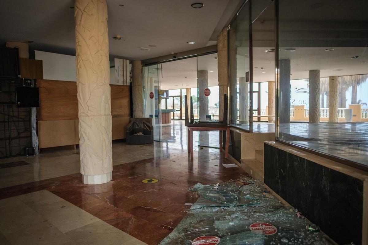 Instalaciones interiores del hotel deteriordas y vandalizadas.