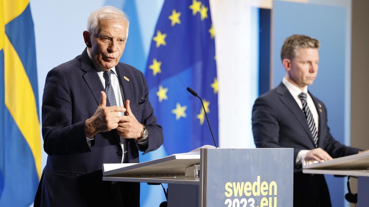alto representante de Política Exterior y de Seguridad de la UE, Josep Borrell, y el ministr de Defensa sueco, Pal Jonsson, este miércoles en Estocolmo.
