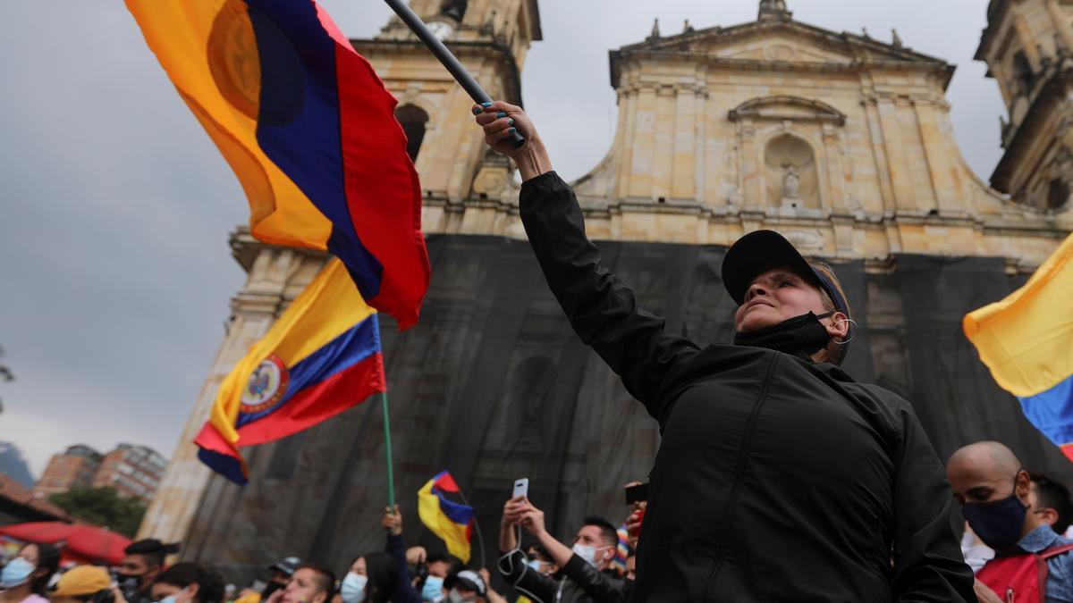 Ciudadanos protestan en las calles de Colombia.