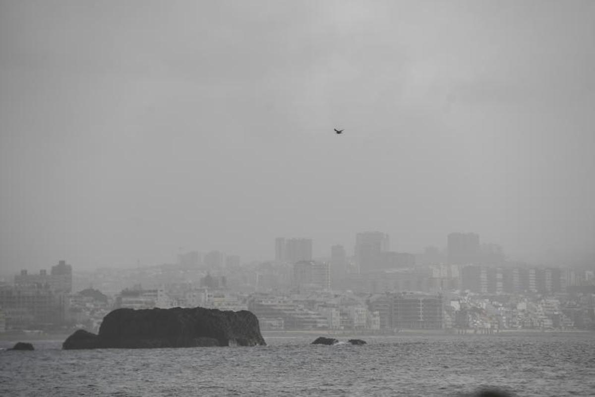05-02-19 LAS PALMAS DE GRAN CANARIA. CIUDAD. LAS PALMAS DE GRAN CANARIA. METEOROLOGIA. Calima.    Fotos: Juan Castro.  | 06/02/2020 | Fotógrafo: Juan Carlos Castro