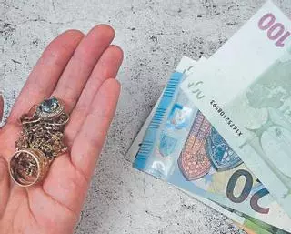 Detectan diferencias de precio de hasta un 20% en los ‘compro oro’ de Extremadura