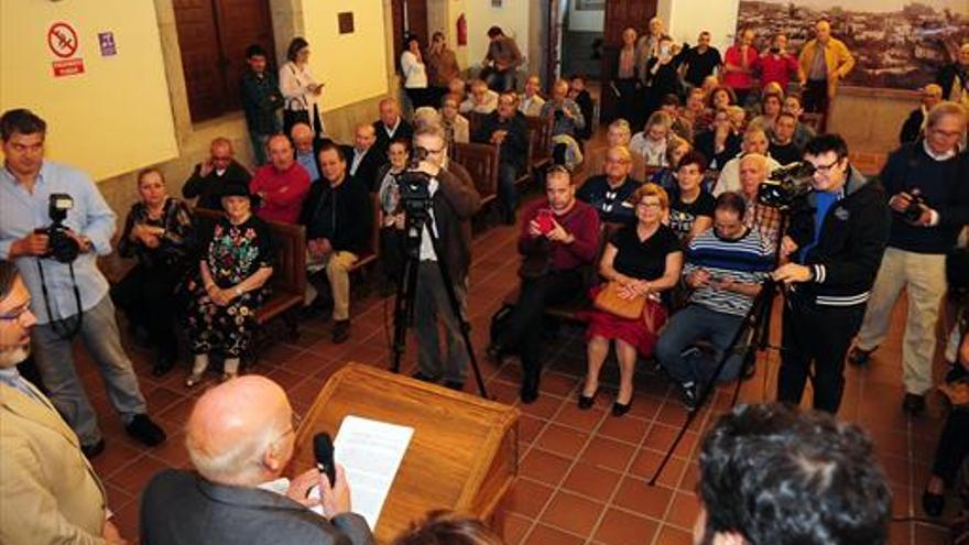 Pablo Vicente recibe su premio «profundamente abrumado y agradecido»