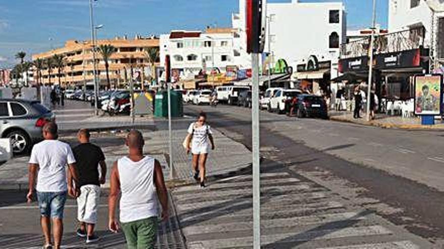 Una de las zonas de Platja d&#039;en Bossa con mayor afluencia de turistas.