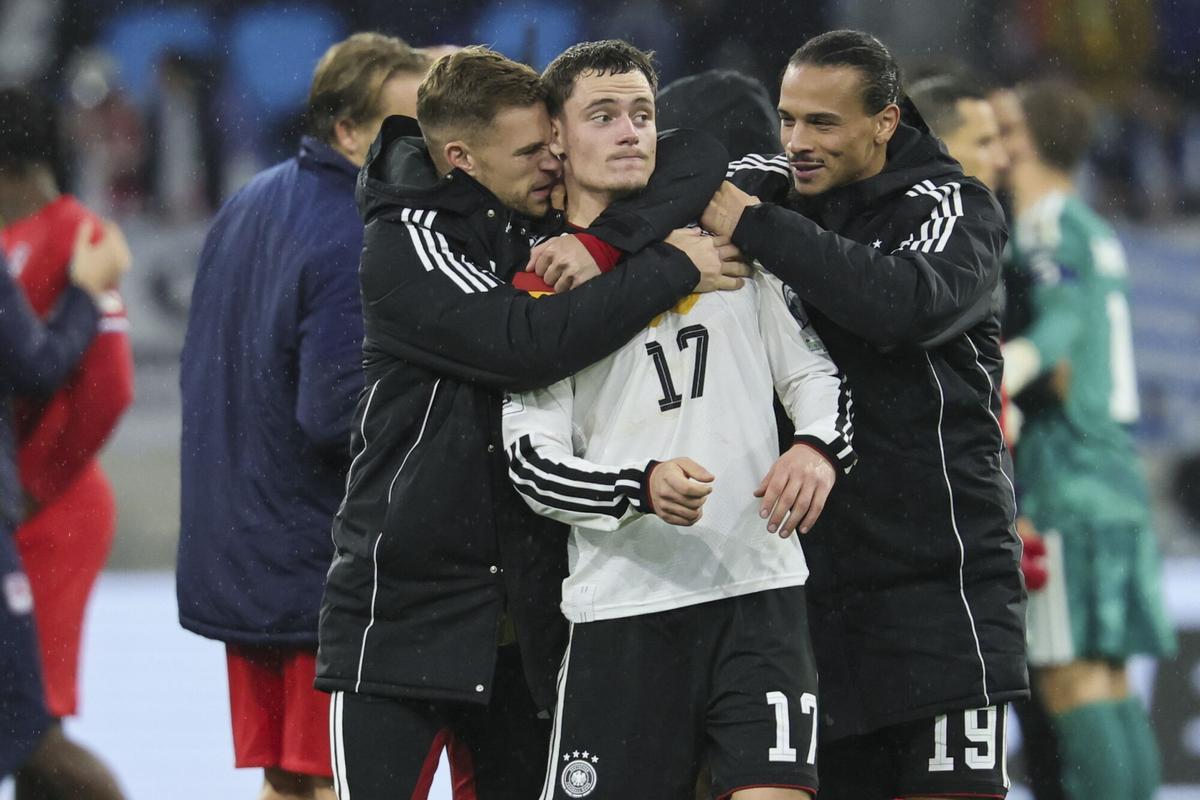 Luxemburgo (Luxemburgo), 14/11/2025.- Florian Wirtz de Alemania (centro) celebra con sus compañeros Joshua Kimmich (i) y Leroy Sane (d) tras ganar el partido de clasificación del Grupo A para la Copa Mundial de la FIFA 2026 entre Luxemburgo y Alemania en Luxemburgo, Luxemburgo, el 14 de noviembre de 2025. (Mundial de Fútbol, ​​Alemania, Luxemburgo, Luxemburgo) EFE/EPA/RONALD WITTEK