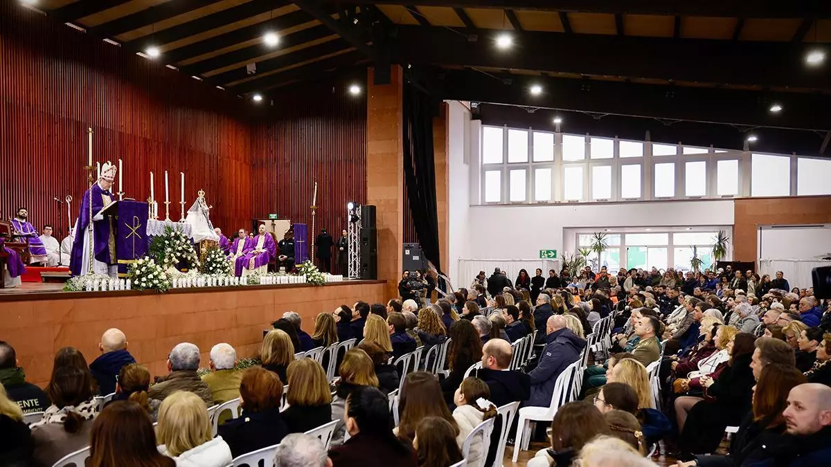 Una misa multitudinaria en Adamuz despide a las víctimas del accidente ferroviario de Córdoba