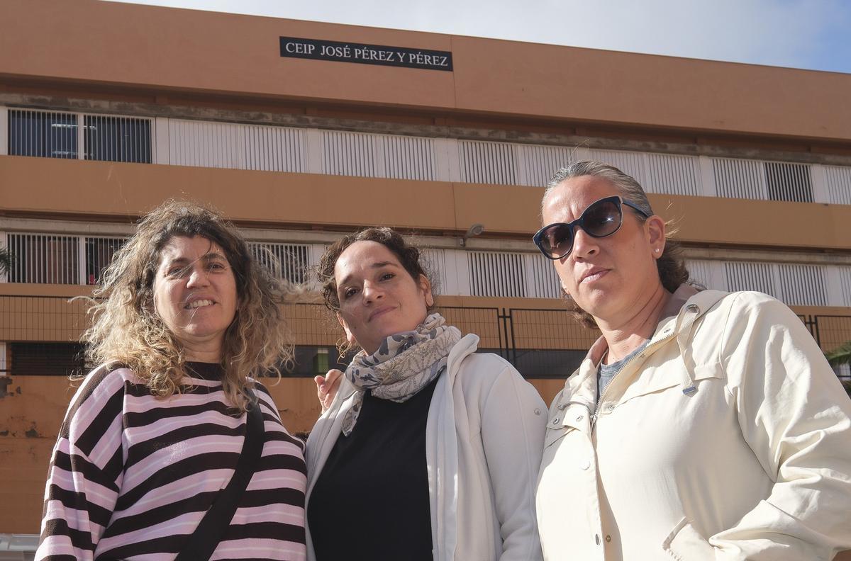 De izquierda a derecha, Cristina, Carolina y Yanira, madres de tres menores con discapacidad del centro