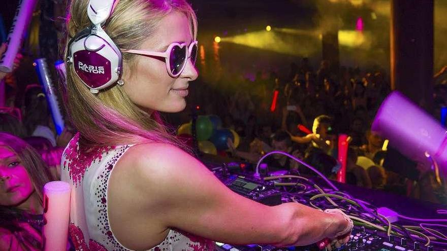 Paris Hilton, de pinchadiscos en la discoteca Amnesia de Ibiza.