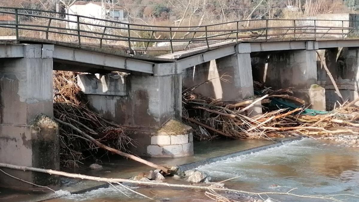 Un pont malmès pel temporal.