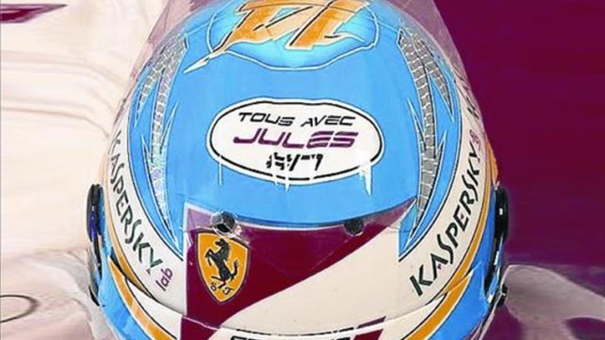 El casco de Alonso, con el mensaje común de ánimo a Bianchi.