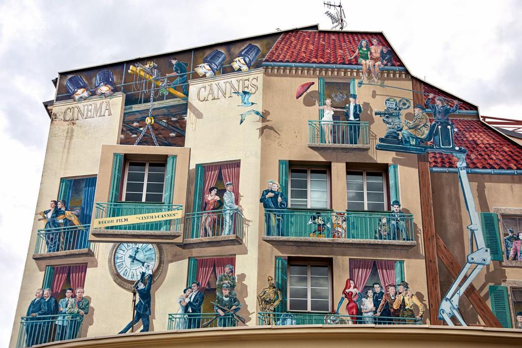 Mural en una de las fachadas del casco antiguo de Cannes 