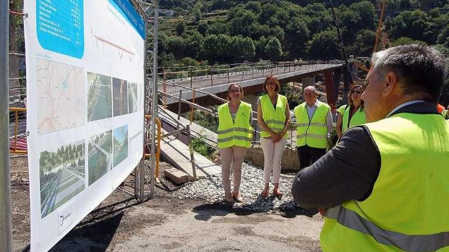 La conselleira (primera por la izquierda) visitando las obras . // FdV