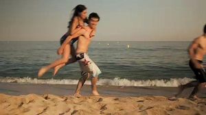 Els actors de ’Polseres vermelles’ protagonitzen un fragment de la promoció d’estiu de TV-3.