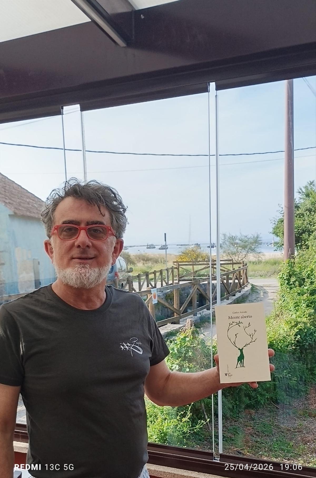 Carlos Amado con su nuevo poemario.