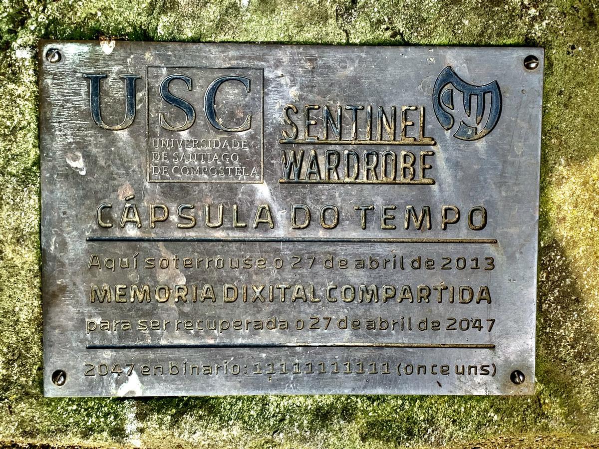 Placa conmemorativa del enterramiento de la cápsula do tempo
