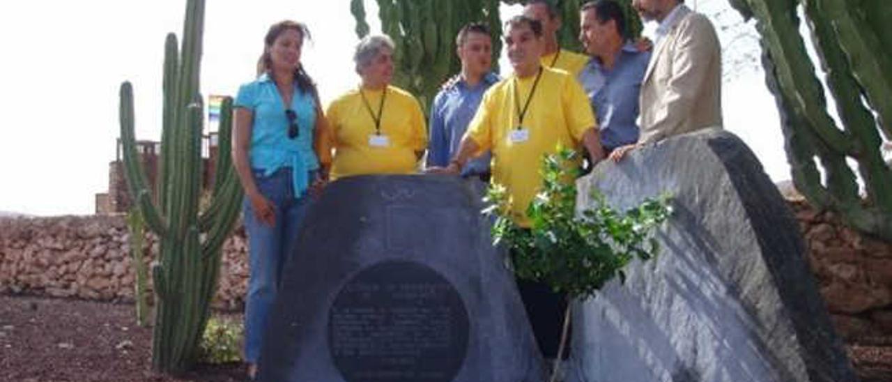 Inauguración en 2006 de una escultura en recuerdo de los homosexuales encarcelados. A la izquierda, Juanito el pionero en un carnaval capitalino.