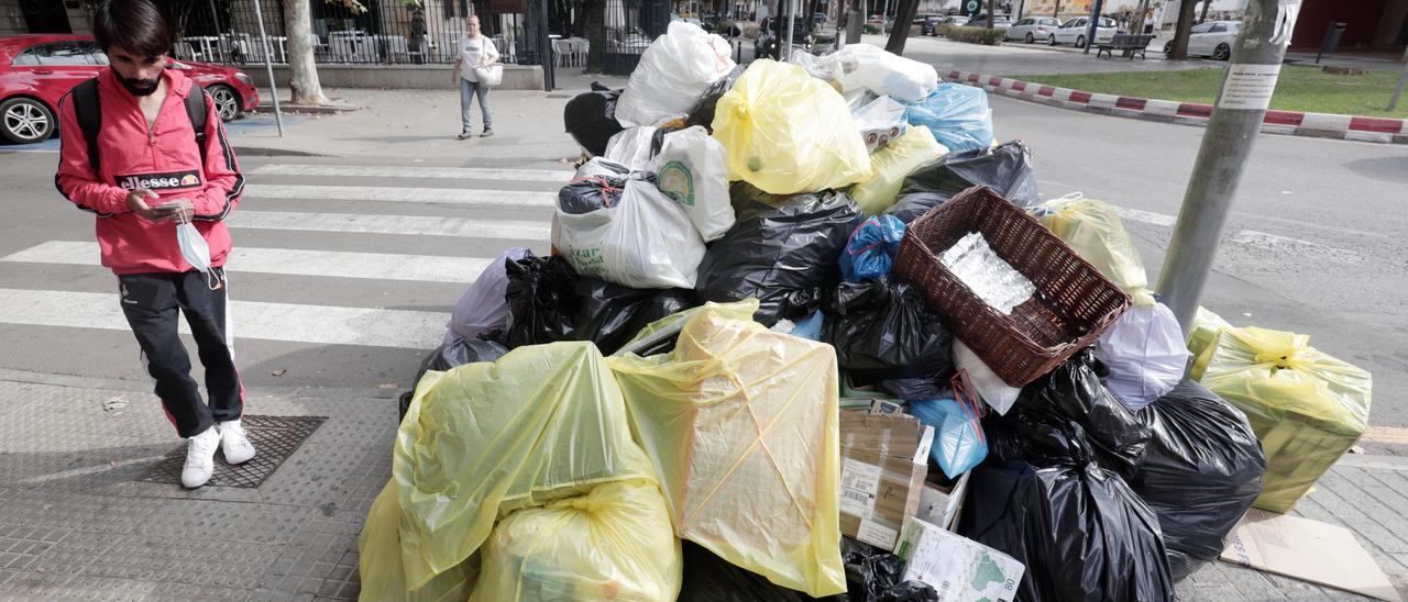 Montones de bolsas de basura sin recoger, en un día de la pasada semana en Inca.