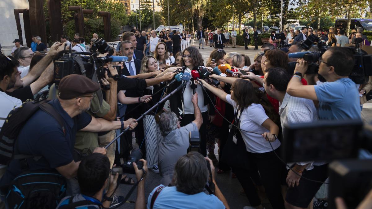 Monica Oltra atiende a los periodistas antes de declarar en la Ciudad de la Justicia el pasado mes de septiembre.