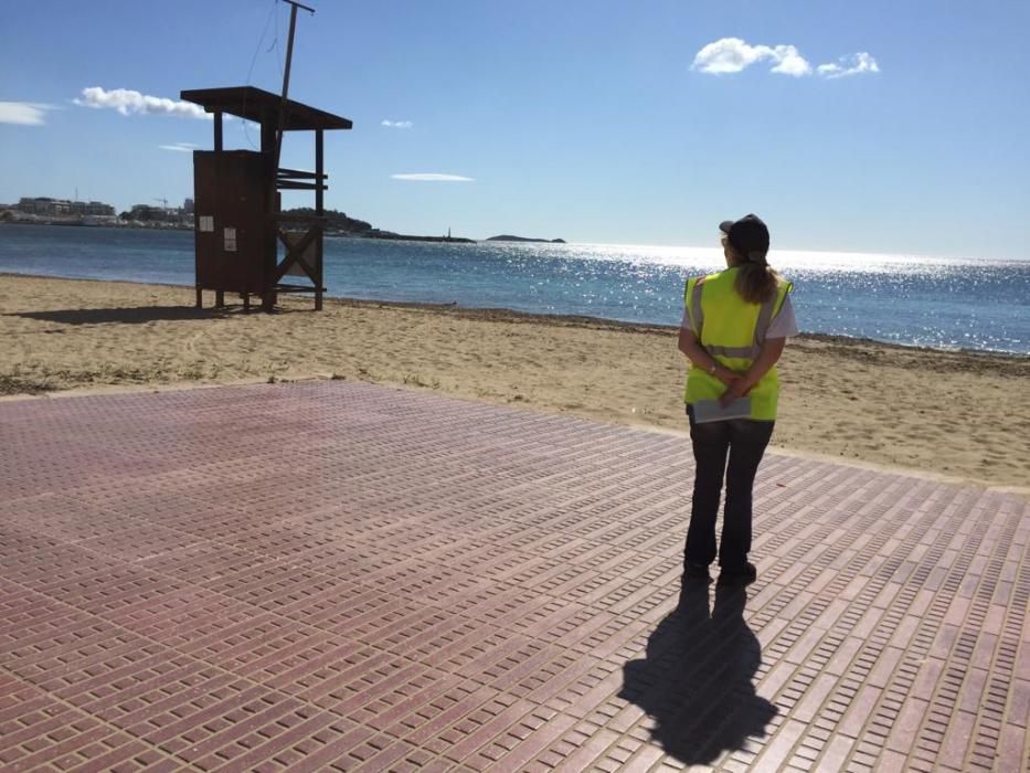 Personal del Ayuntamiento en la playa de Santa Eulária vigila que la gente no se bañe a partir de las 10 de la mañana.