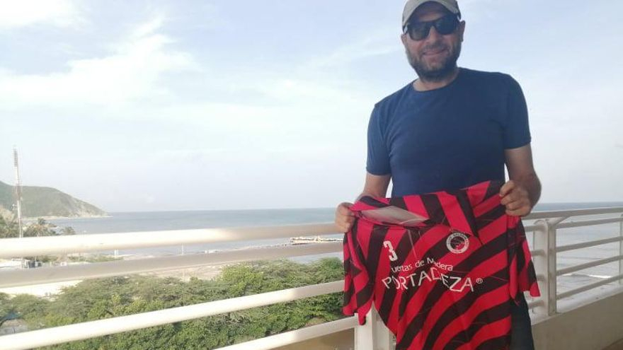 Carlos Taboada posa con una camiseta vintage del Balonmán Lalín