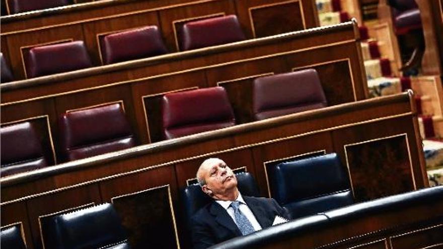 Un solitari José Ignacio Wert es pren un descans durant el tens ple del Congrés.