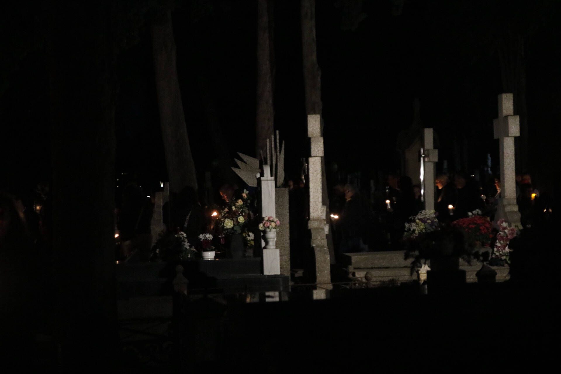 La procesión de las ánimas recorre el cementerio de San Atilano de Zamora con motivo de la noche de Difuntos y con la única iluminación de velas o faroles
