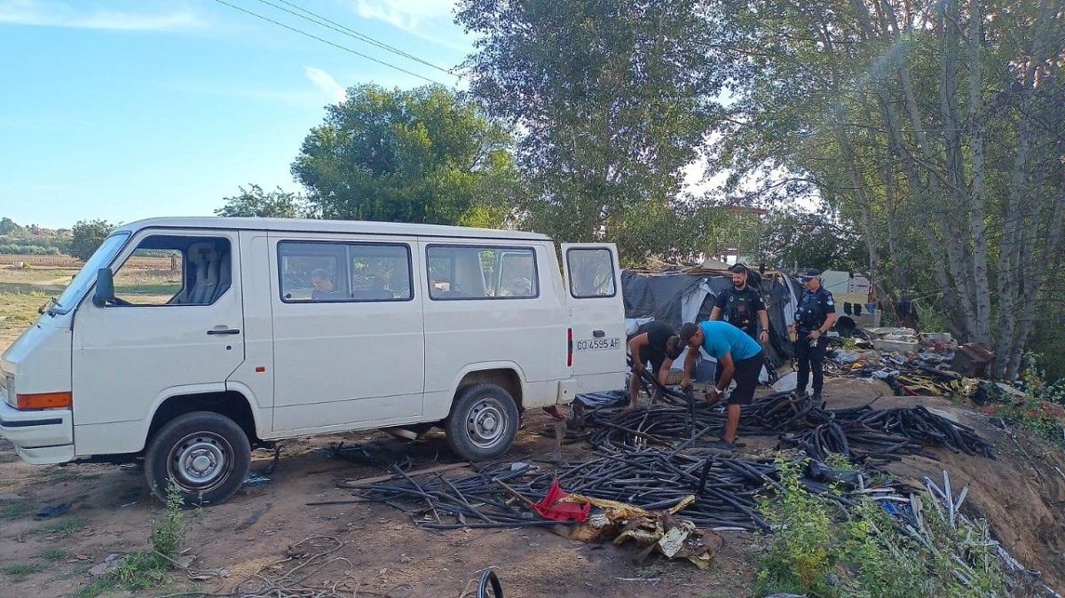Policías locales en la zona donde se hallaban las mangueras de cable de cobre robadas, durante la operación en que han sido detenidas seis personas.