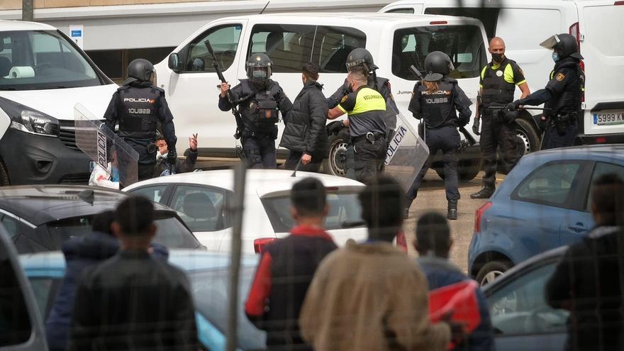 Protesta en el campamento de migrantes de Las Raíces, en Tenerife