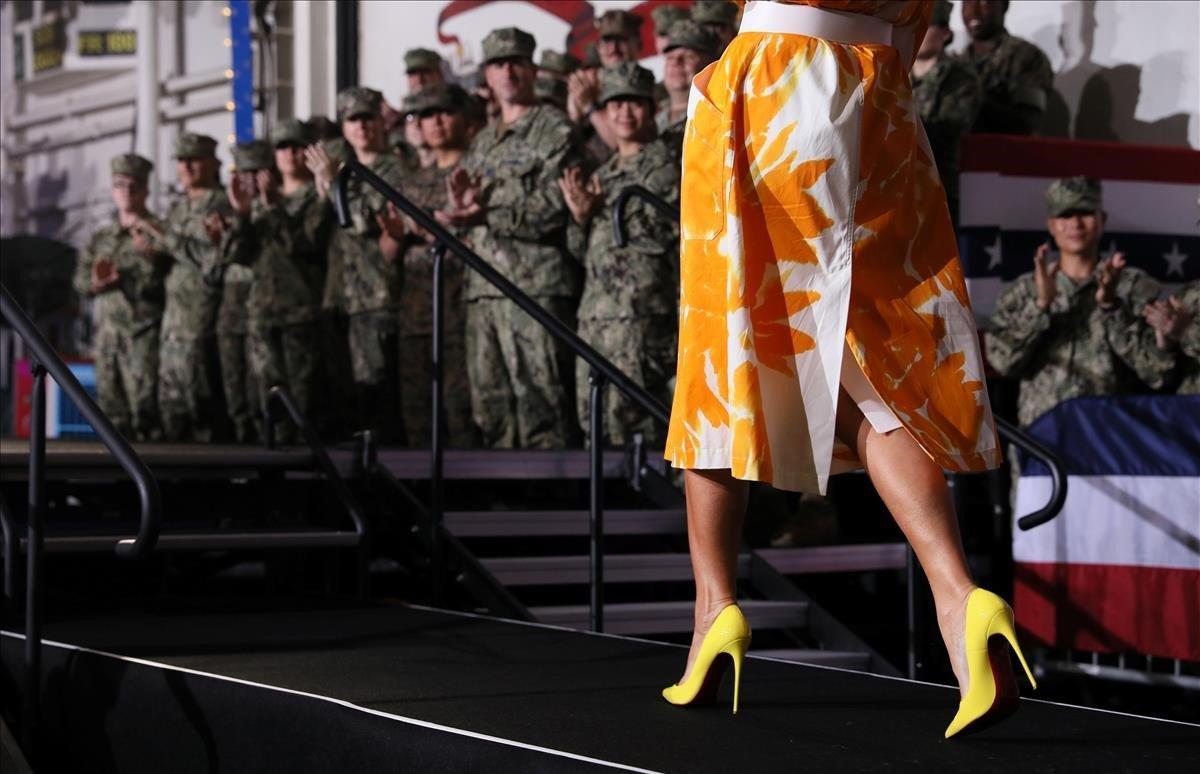 La primera dama de los Estados Unidos, Melania Trump, camina por el escenario mientras donde dirige un discurso en el Día de los Caídos a las tropas a bordo del USS Wasp LHD 1 en Yokosuka al sur de Tokio, Japón