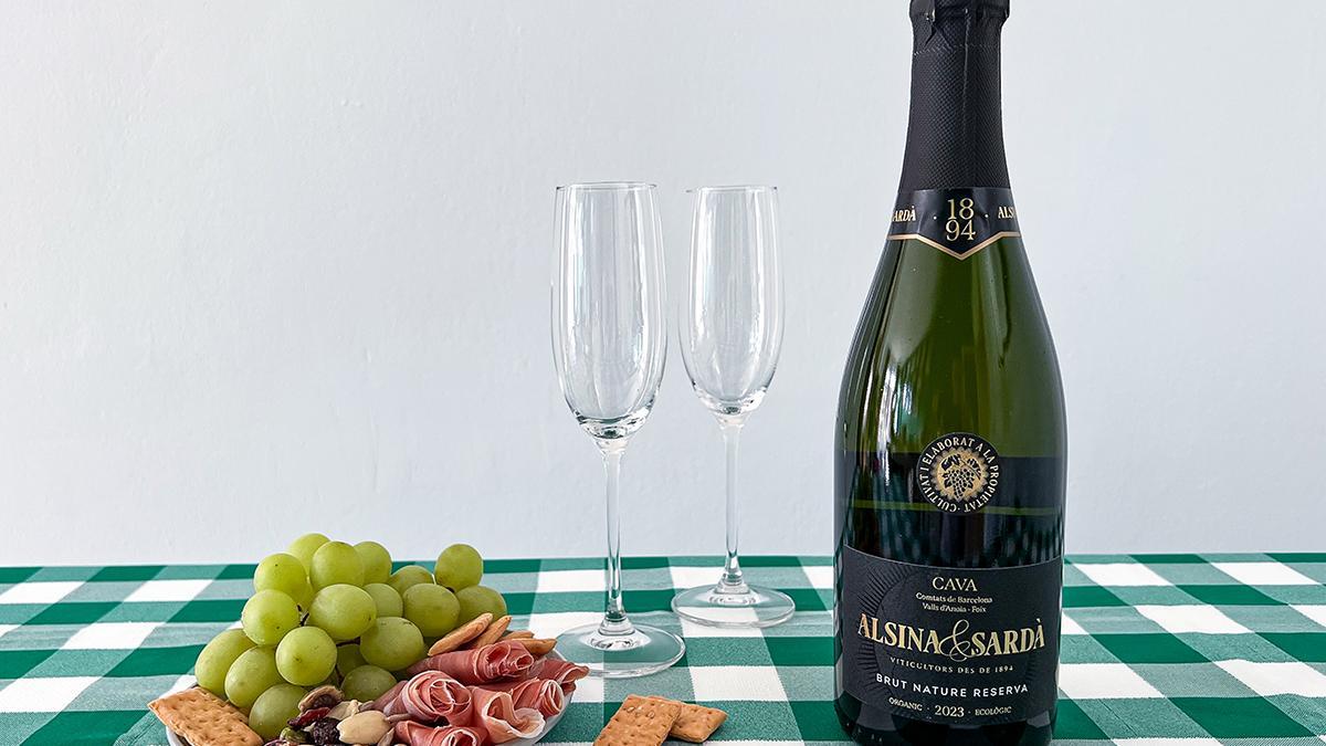 Alsina &amp; Sardà Brut Nature Reserva 2022, acompañado de un aperitivo ligero. Un cava elegante y cremoso para abrir cualquier celebración