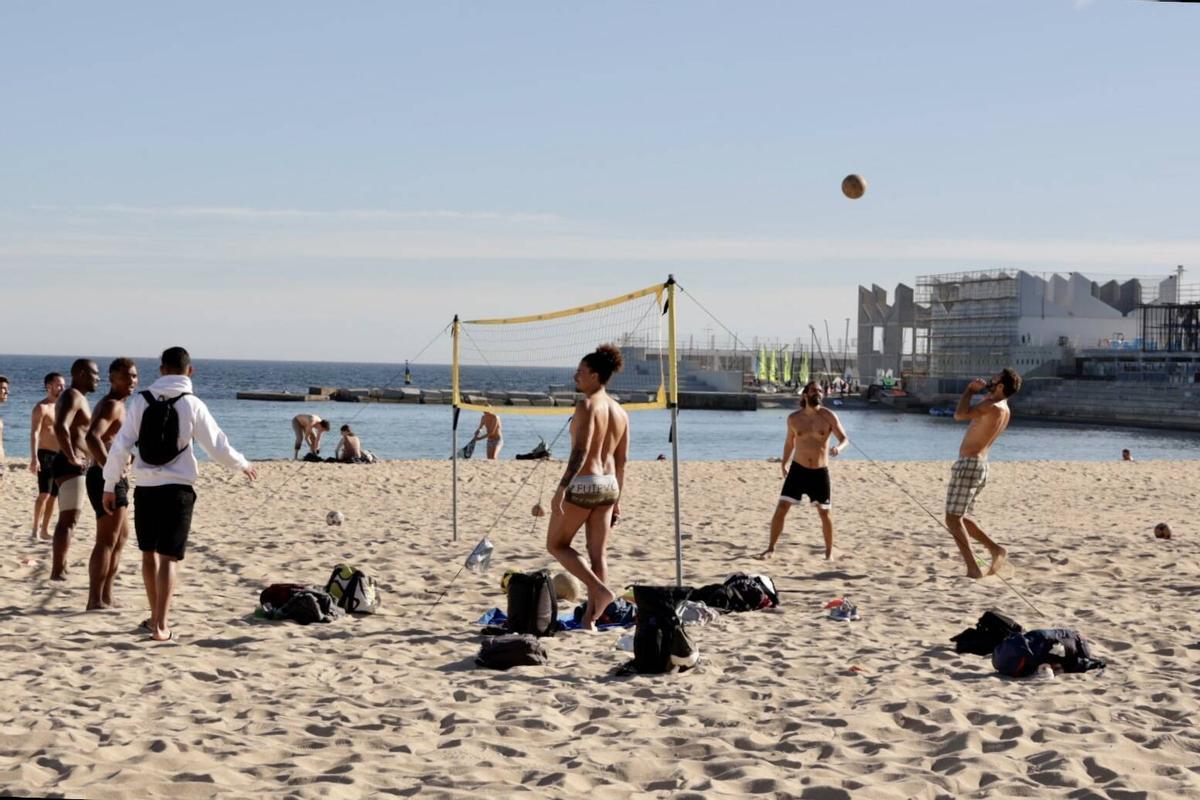 Barceloneses acuden a la playa por las altas temperaturas de noviembre